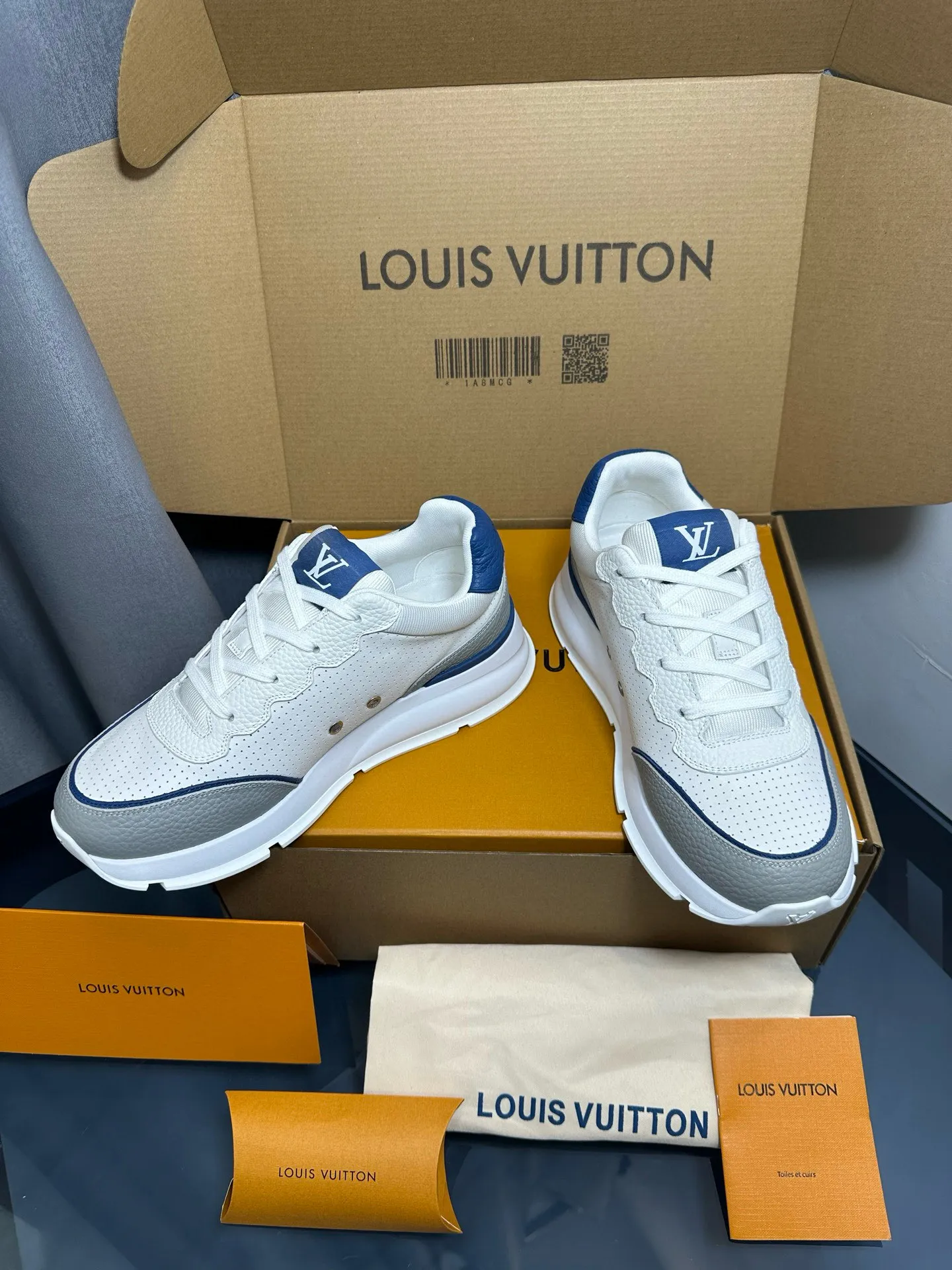 Factory price: 700💰🌈LV | Louis Vuitton 2025𝐬𝐬 🧡💚2025 spring and summer new style top version‼ ️The original version is the same. The counter focuses on the latest casual shoes and new hard goods🆕 ❥Purchasing agent level! Full of high-end feel! A popular model among bloggers at home and abroad, it’s retro and fashionable, and looks stunning on your feet! Wear a lot of happiness! The official website's main recommendation★ ━━━━━ ЅᏇєєt ━━━━━ ▪️Upper: Original custom-made imported calfskin fabric ▪️Inner: breathable gauze imported from Italy ▪️Outsole: rubber foam ➕t men's men's shoes 💰u high-end outsole ▪️Color: nine colors available ▪️Shoe size: 35-44, (45, 46 customized)